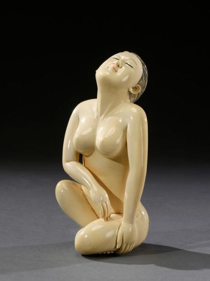JAPON - Vers 1900 
**Okimono en ivoire, à sujet d'une femme nue dans une position...