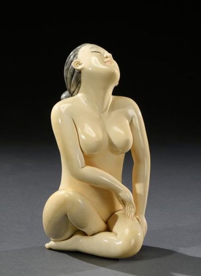 JAPON - Vers 1900 
**Okimono en ivoire, à sujet d'une femme nue dans une position...