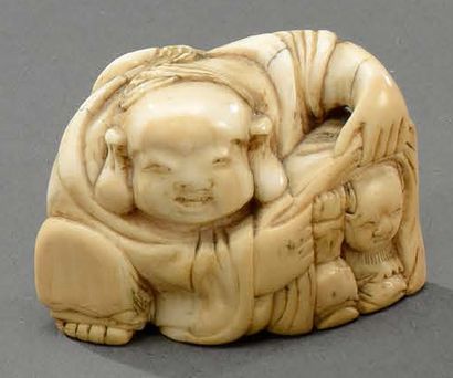 JAPON - Époque EDO (1603-1868) 
**Ebisu et son enfant, netsuké en ivoire
H. 3 cm...