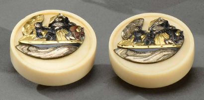 JAPON - Epoque MEIJI (1868-1912) 
**Paire de boutons en ivoire, ornés de deux plaques...
