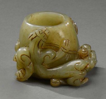 CHINE - Vers 1900 
Small brush rinser in lightly veined and rusty celadon jade, with...