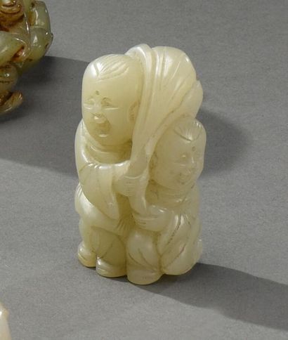 CHINE - Vers 1900 
Small portable statuette forming an amulet in jade, slightly celadon,...