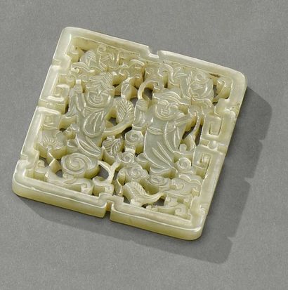 CHINE - Début du XXe siècle 
Square celadon jade amulet with openwork decoration...