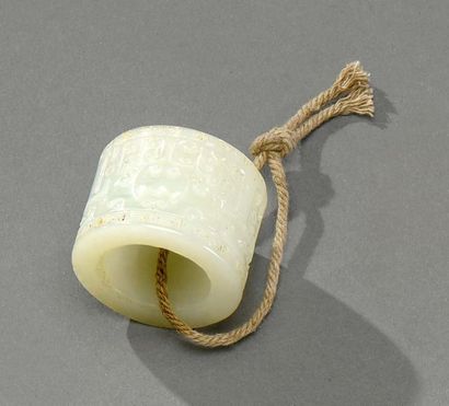 CHINE - Fin du XVIIIe siècle 
Archer's ring in white fat jade of sheep, with engraved...