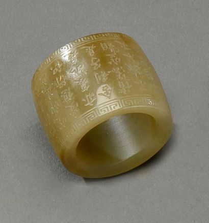 CHINE - Début du XIXe siècle 
Celadon jade archer's ring, with engraved decoration...