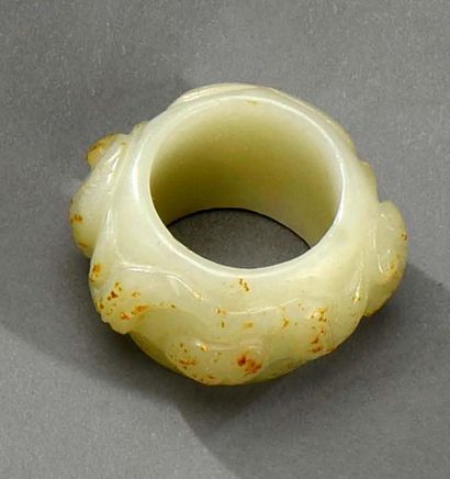 CHINE - Fin du XVIIIe siècle 
Celadon jade ring slightly mottled with rust, with...