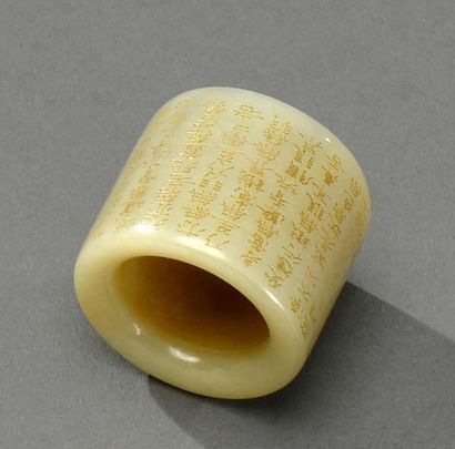 CHINE - Fin du XVIIIe siècle 
Celadon jade archer's ring, with finely engraved and...