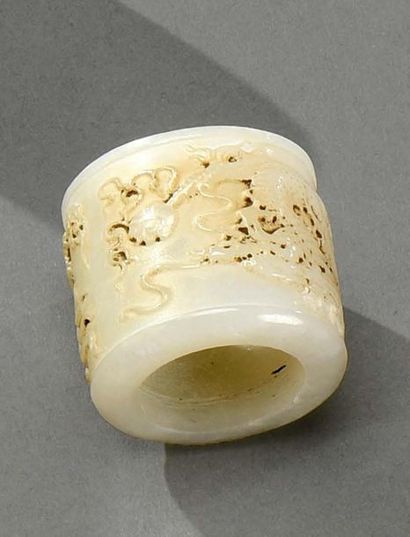 CHINE - XIXe siècle 
Archer's ring made of fat white sheep jade, finely engraved...