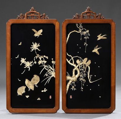 JAPON - Epoque MEIJI (1868-1912) 
Deux panneaux décoratifs, à décor incrusté d'ivoire...