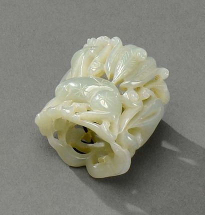 CHINE - XIXe siècle 
Celadon jade ring with carved and openwork decoration of a deer...