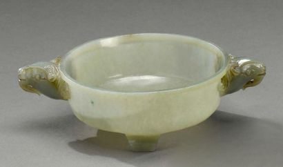CHINE - XIXe siècle 
Ceremonial tripod bowl in celadon jade, flat bottom, both handles...