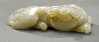 CHINE - Vers 1900 
Cow lying among stylized clouds, Song style white green jadeite...