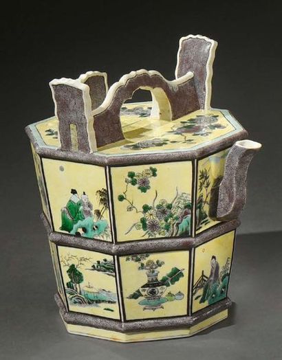 CHINE - XIXe siècle 
Porcelain octagonal seal teapot (or spirit jug), with green...
