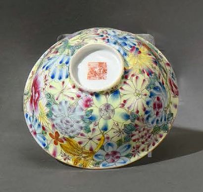 CHINE - Début du XXe siècle 
Porcelain bowl with polychrome decoration of millefleurs...