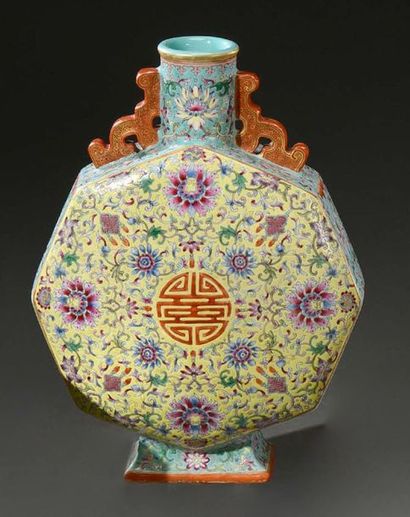 CHINE - Milieu du XIXe siècle 
Porcelain gourd vase, octagonal facetted body, polychrome...