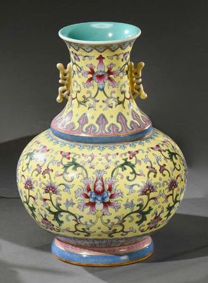 CHINE - fin du XIXe siècle 
Small baluster-shaped porcelain vase with polychrome...