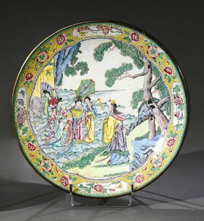 CHINE - fin du XIXe siècle 
Peking enamel dish with polychrome decoration of young...