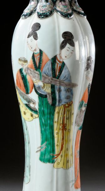 CHINE - Début du XIXe siècle 
Very rare pair of porcelain baluster vases, decorated...
