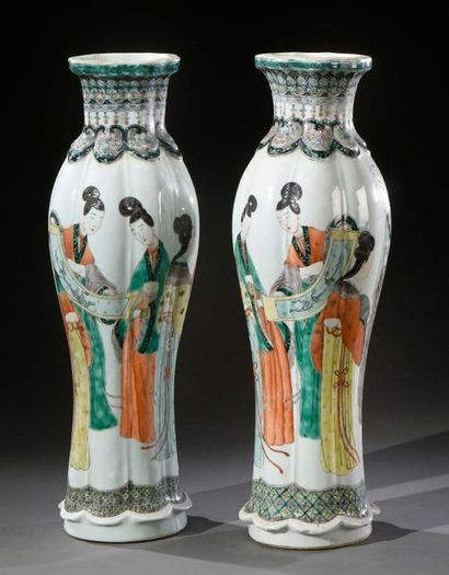 CHINE - Début du XIXe siècle 
Very rare pair of porcelain baluster vases, decorated...