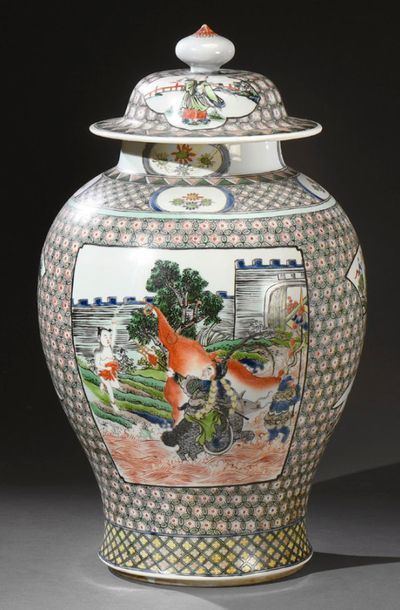 CHINE - XIXe siècle 
Large covered porcelain vase, decorated with Green Family in...