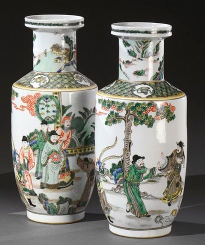 CHINE - Vers 1900 
Pair of bamboo-shaped porcelain vases, with decoration
Green family...