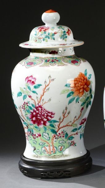 CHINE - XVIIIe siècle 
Covered porcelain vase, with pink peony and butterfly family...