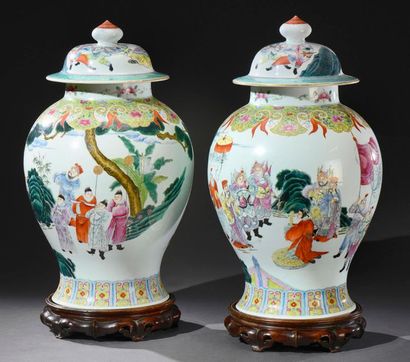 CHINE - fin du XIXe siècle 
Pair of porcelain lidded pots with polychrome and gold...