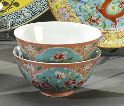 CHINE - Vers 1900 
Pair of porcelain bowls, decorated with very finely painted pink...