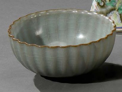 CHINE - Vers 1900 
Small cup on slightly gadrooned heel, in celadon glazed stoneware...