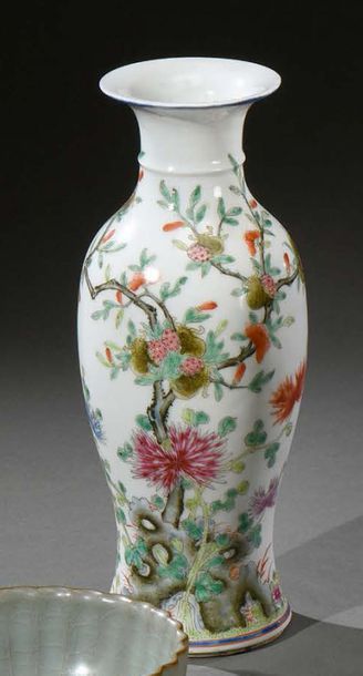 CHINE - XIXe siècle 
Porcelain vase with Yongchen-style decoration two bats flying...