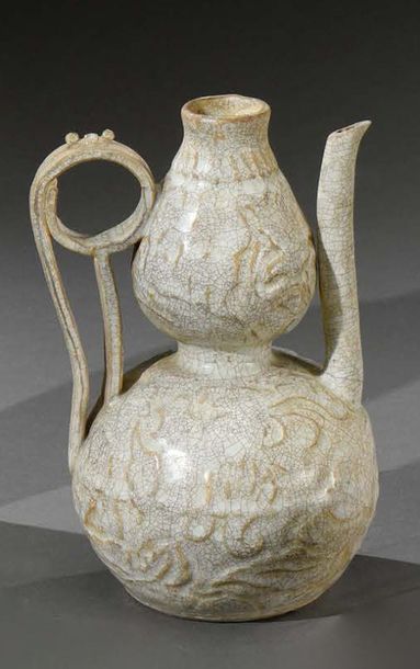 CHINE - Vers 1900 
Glazed stoneware jug in the shape of a coloquinte, with eggshell...