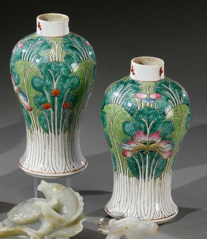 CHINE, Canton - Début du XIXe siècle 
Pair of meiping shaped porcelain vases with...