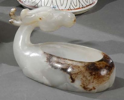 CHINE - Vers 1800 
Small brushcutter in brown-stained white jade, in the stylized...