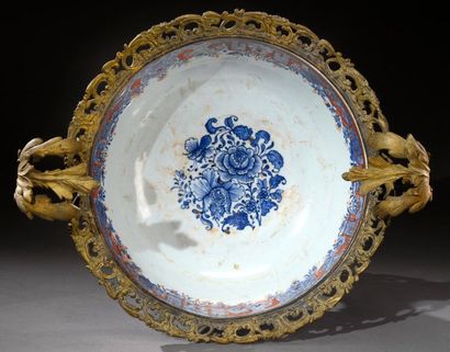 CHINE - XVIIIe siècle 
Very large porcelain bowl, with blue and white decoration...