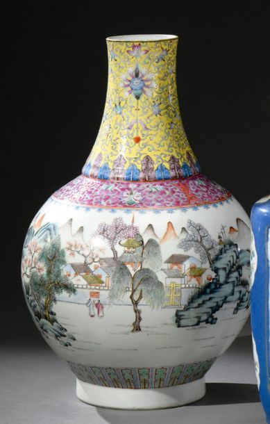 CHINE - XIXe siècle 
Large porcelain vase with swollen belly, polychrome decoration...