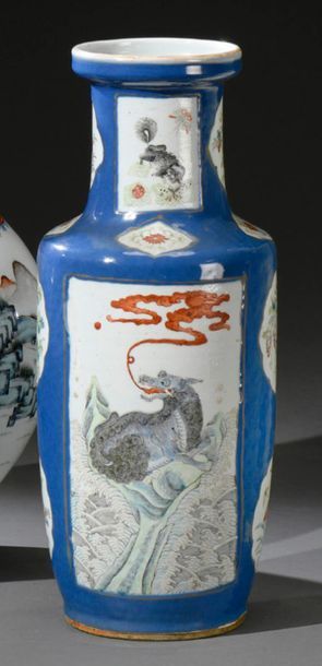 CHINE - Milieu du XIXe siècle 
Bamboo-shaped porcelain vase, polychrome decoration...