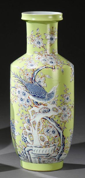 CHINE - Vers 1900 
Bamboo-shaped porcelain vase, decorated in white, blue and red...