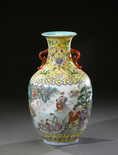 CHINE - XIXe siècle 
Porcelain baluster vase, decorated with pink Family of the eight...