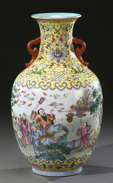 CHINE - XIXe siècle 
Porcelain baluster vase, decorated with pink Family of the eight...