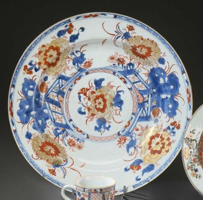CHINE, Compagnie des Indes - XVIIIe siècle 
Large porcelain dish with Imari decoration
D....