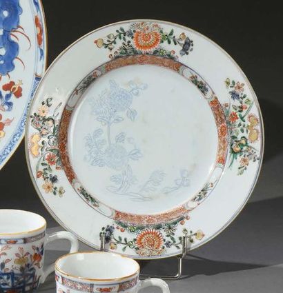 CHINE - Début du XVIIIe siècle 
Porcelain plate with green and gold family decoration...
