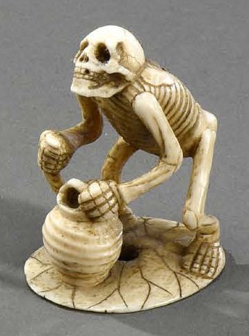 JAPON - Epoque MEIJI (1868-1912) 
**Skeleton with jar on a terrace in the shape of...