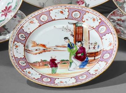 CHINE, Compagnie des Indes - XVIIIe siècle 
Porcelain plate, decorated with a pink...