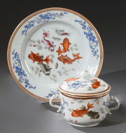 CHINE, Compagnie des Indes - XVIIIe siècle 
Superb small covered broth with two handles...