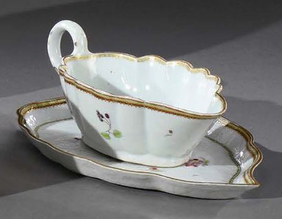 CHINE, Compagnie des Indes - XVIIIe siècle 
Gadrooned gravy boat and its slightly...