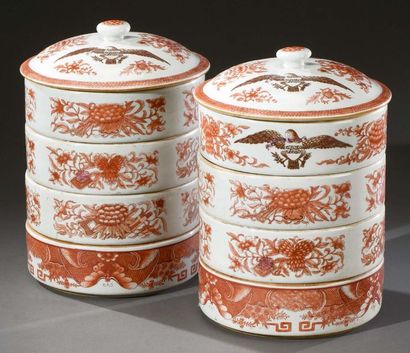 CHINE - Vers 1900 
Pair of covered canteens with four porcelain compartments, decorated...