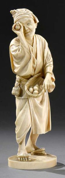 JAPON - Epoque MEIJI (1868-1912) 
**Grand okimono en ivoire, à sujet d'un paysan...