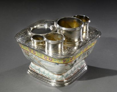 Maison MAQUET à Paris - Seconde moitié du XIXe siècle 
Porcelain bowl in trapezoidal...