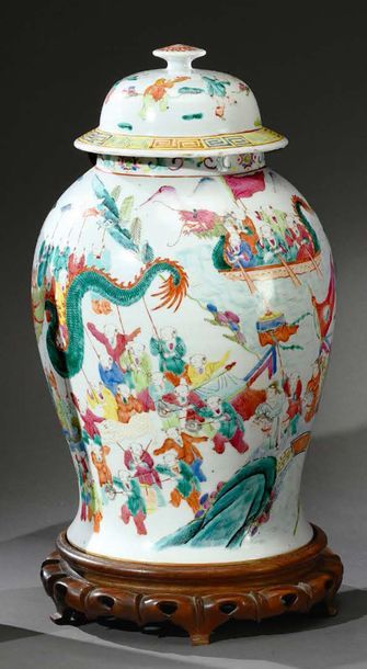 CHINE - Vers 1900 
Large covered porcelain vase with polychrome and gold decoration...