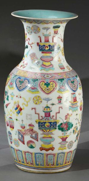 CHINE - Vers 1900 
Large baluster vase in porcelain, richly decorated Pink family...